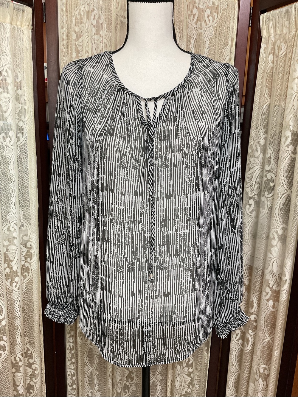APT. 9 L/S SHEER PRINT BLOUSE - SZ MEDIUM